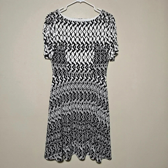 Donna Morgan Dress Women's Size 8 Ruched Sleeve Black White Geometric Flowy - Picture 1 of 8